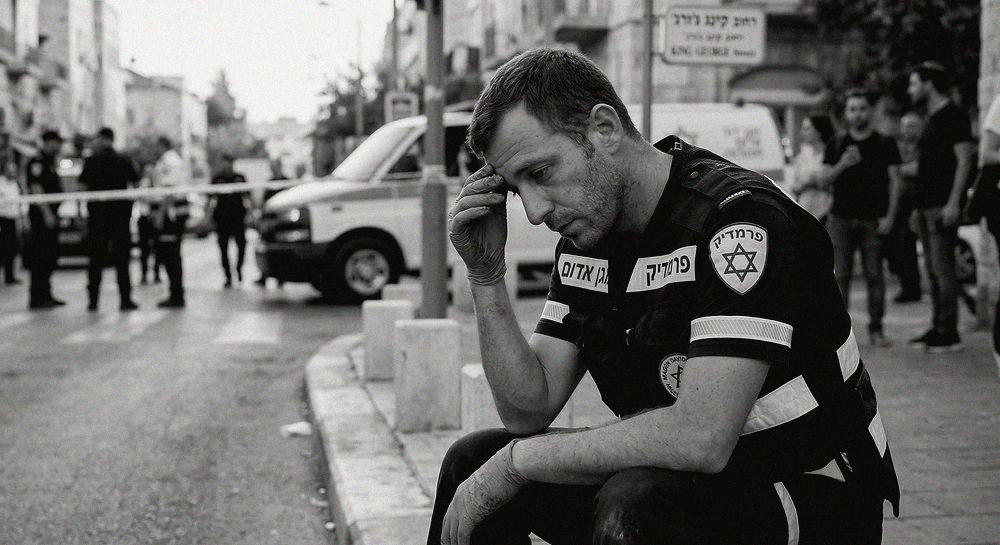 הגברים שרואים הכול ושותקים: פרמדיקים ושחיקה